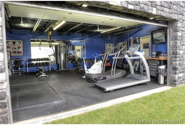 How badass is this? No driveway garage gym. Just grass!