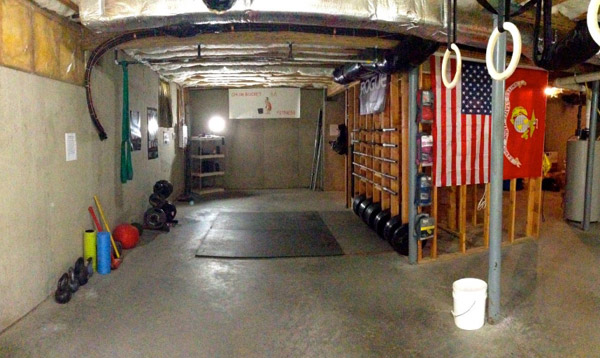I like this garage gym. Very simple and organized
