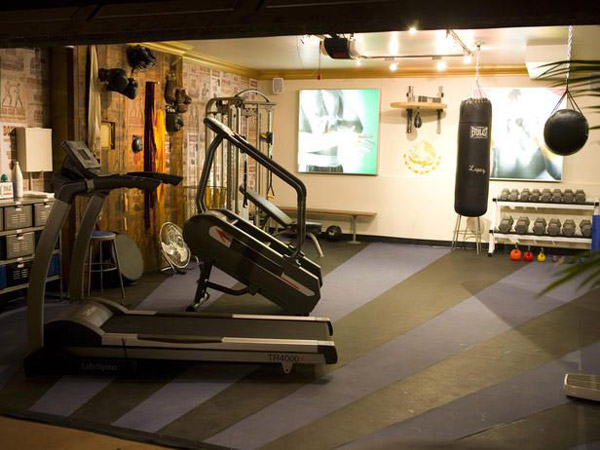 Cool garage gym flooring. Very impressive style
