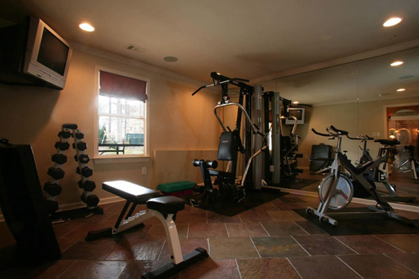 Spin bike, dumbbells, tv, pull-down... this great home gym is more than enough for a great workout