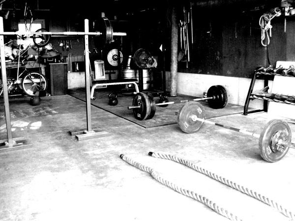 Conditioning garage gym - nice gear. battle rope, multiple bars