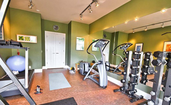 Very nice gym studio with good cardio equipment, great wall mirrors and nice paint job