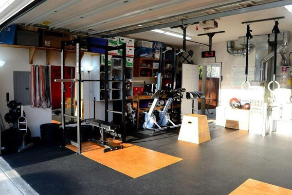 Here is another angle of Tim's garage gym. Again, as you can see it's very well done. I dig the flooring a lot, how the platform is seamless with the entire floor