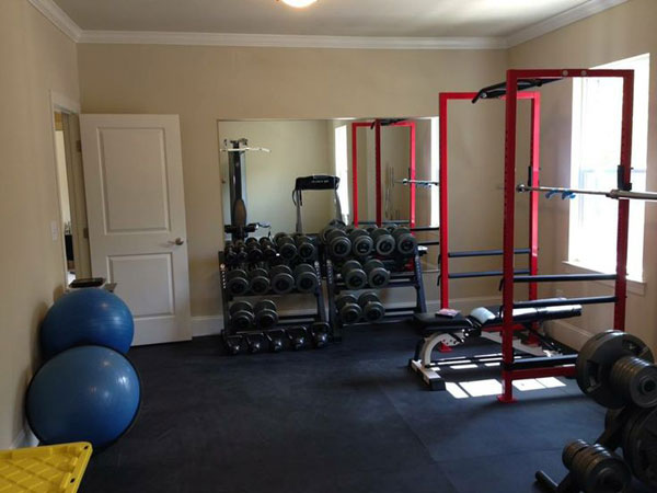 Well equipped bedroom gym, complete with stall mat flooring #bedroom gym