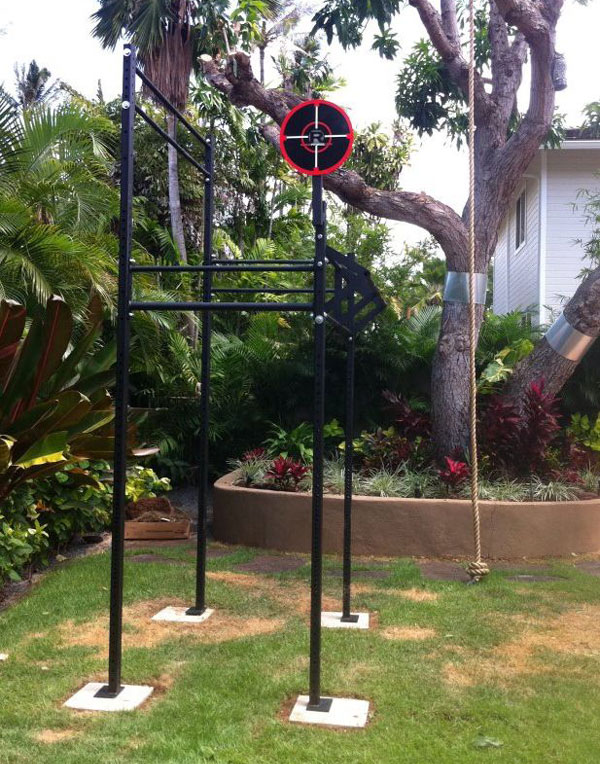 Solid outdoor Rogue rig - love the height on the backside #backyardgym