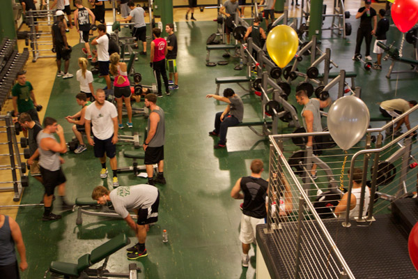 Crowded gym, presumably during peak hours. I sure hope so anyway.